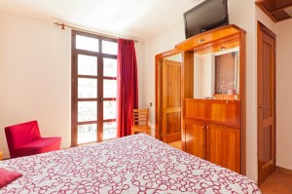 Doppel-/Zweibettzimmer mit Blick auf den Platz